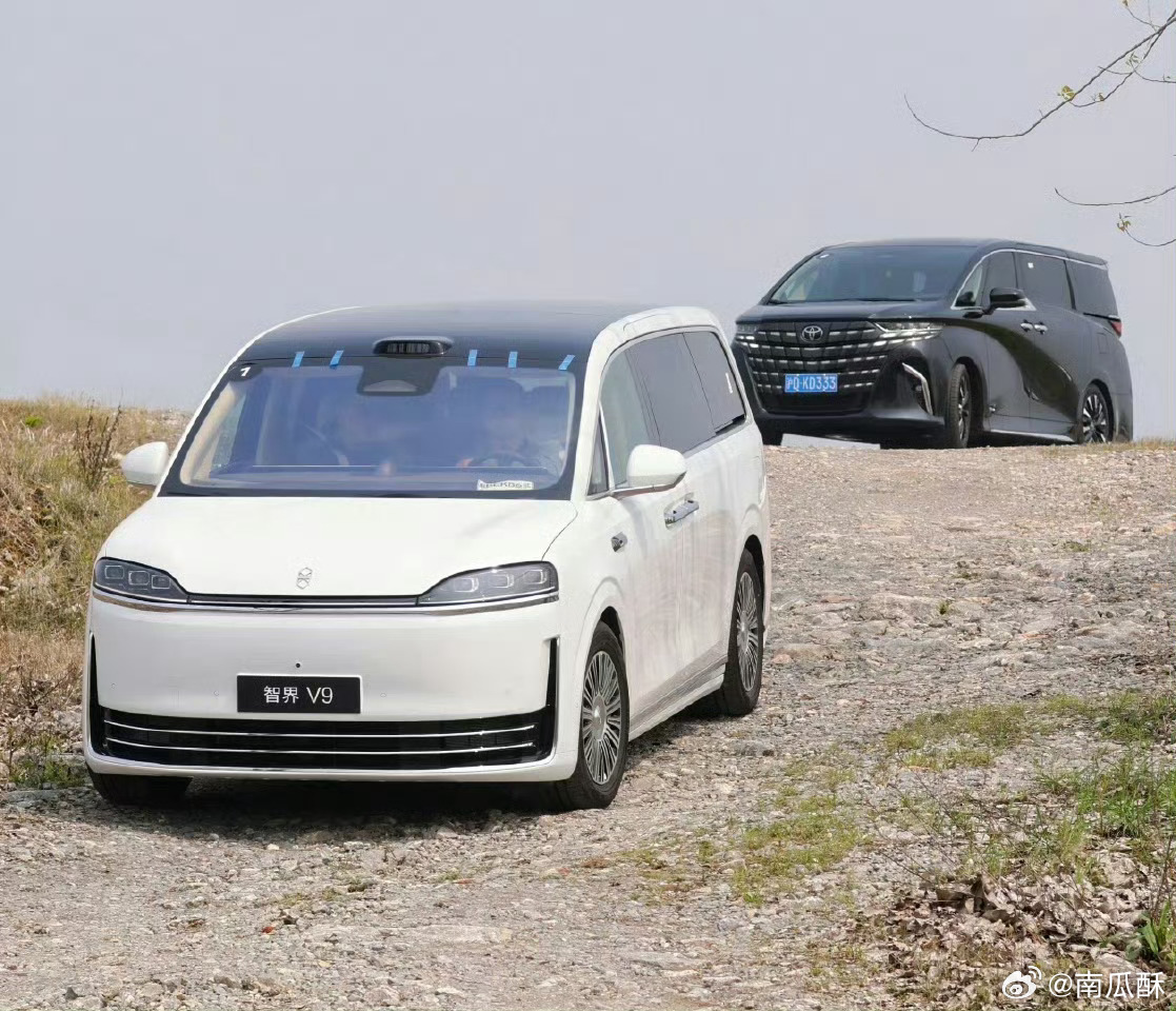 智界 V9，感觉黑色好看一些。 