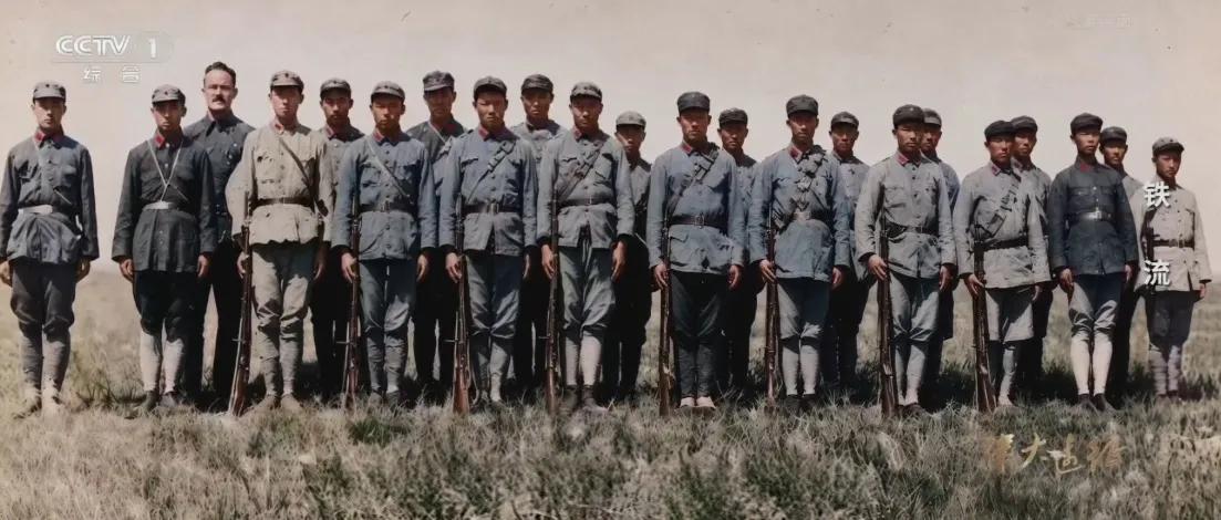强渡大渡河十七勇士高清合影……照片是1936年拍的，央视纪录片《伟大远征》高清修