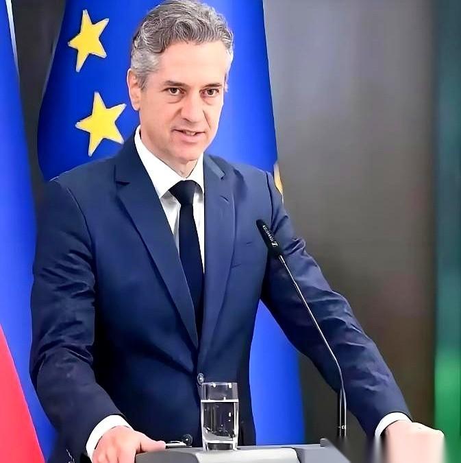 我跟你说，比利时首相那番话，听着真像那么回事儿。
他说，人人都想挤进我们欧盟，没