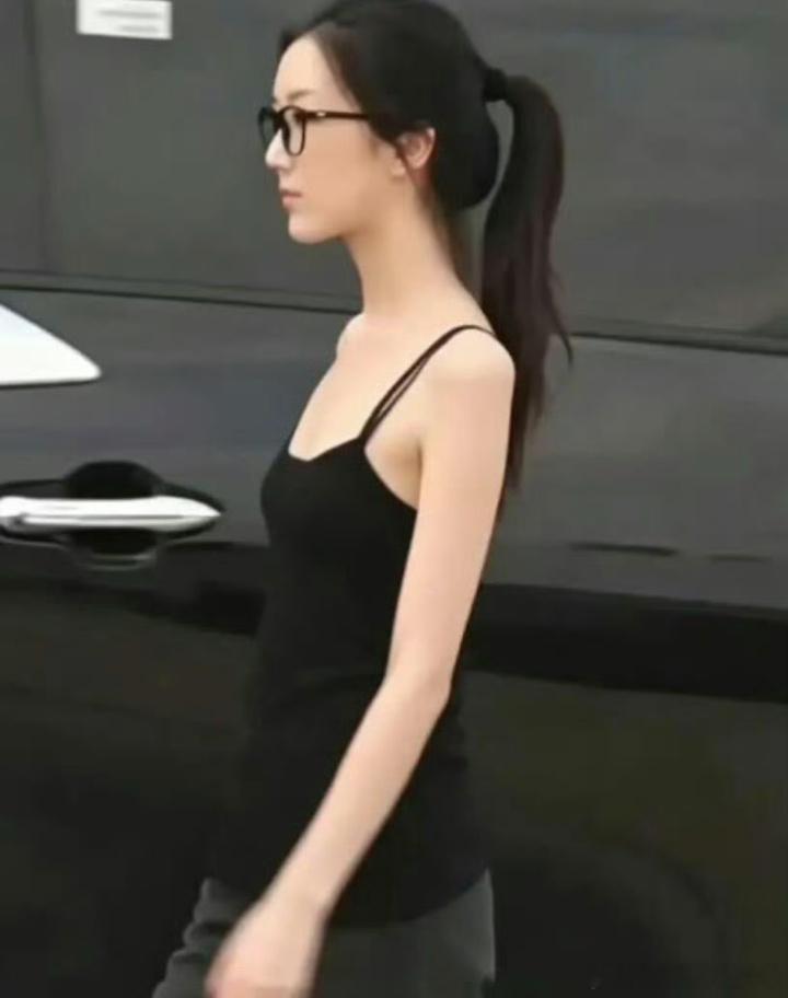 王菲基因发力了又飒又美，还带着一丝松弛感～ 