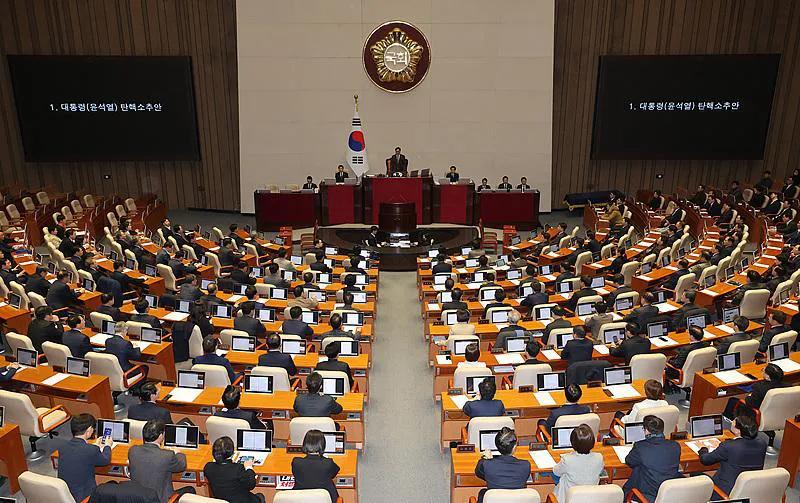 罪有应得，自作自受，尹锡悦玩砸啦！
韩国国会通过总统弹劾案，尹锡悦被停止了总统职