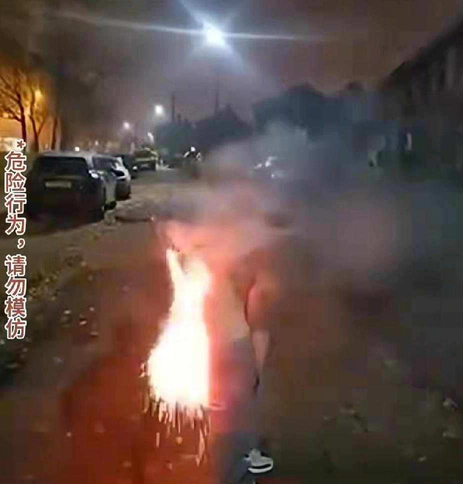 外国一男子用臀部发射烟花导致严重烧伤。

事情发生在11月5日，英国伯明翰，英国