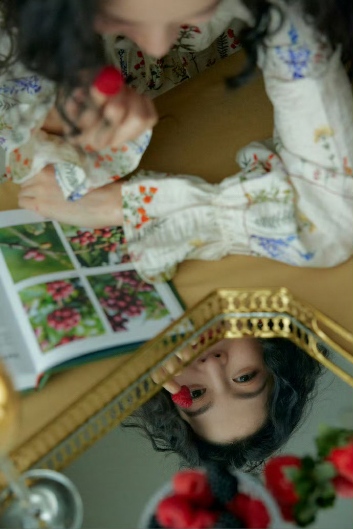 钟楚曦这组夏日大片绝了！造型亮眼又贴合氛围，松弛舒展的状态配上治愈笑容，在阳光下