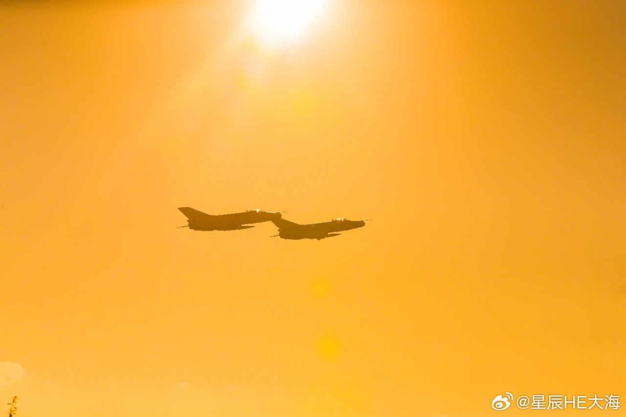 南部战区空军某部新年首飞 