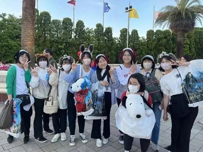 很多人不知道美国人在日本有多猖狂。29日，在日本京都进行集体旅行的13岁中国女中