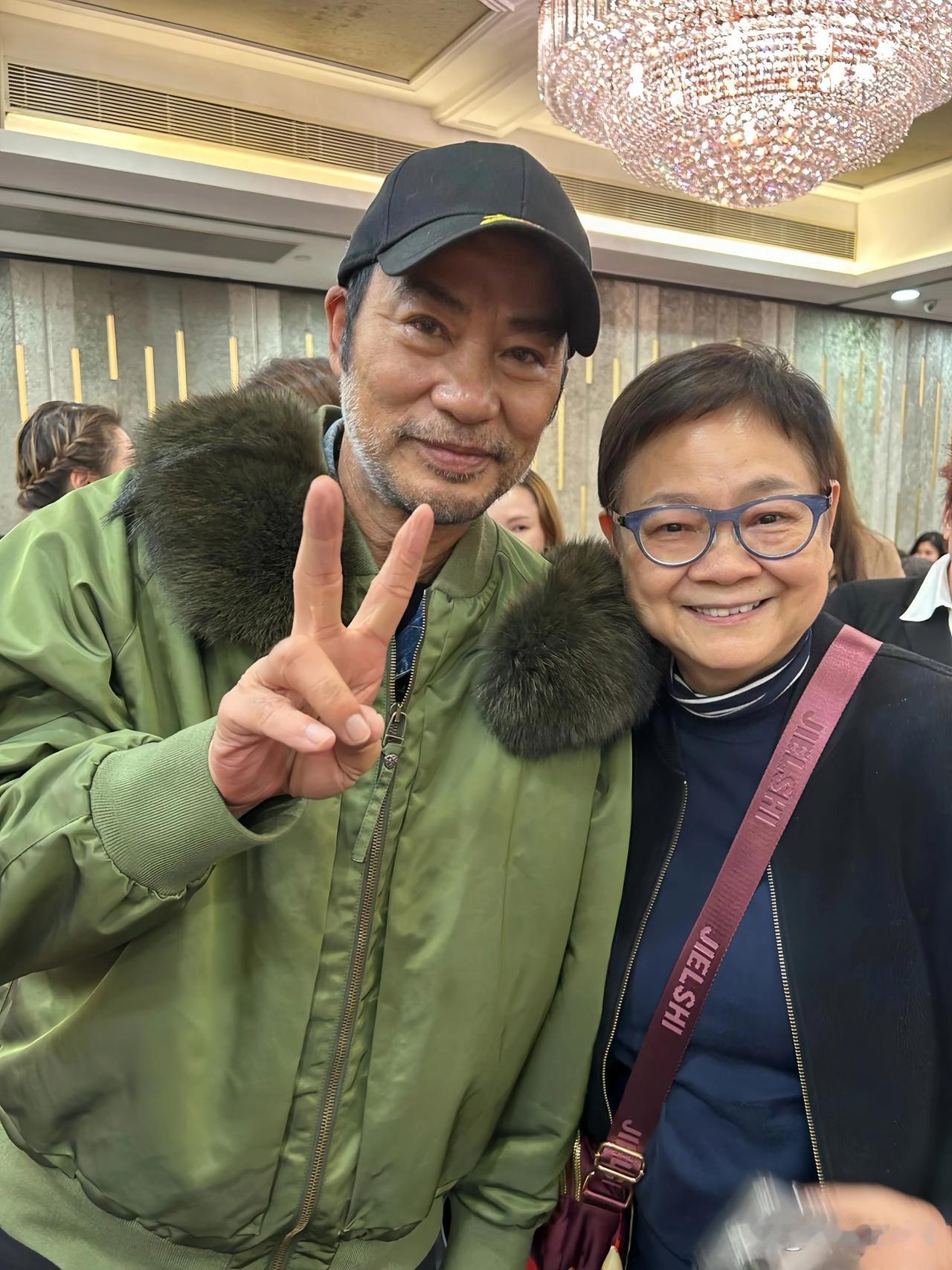 任达华参加朋友的生日，与好友合影。
穿着普通，接地气，没有架子。