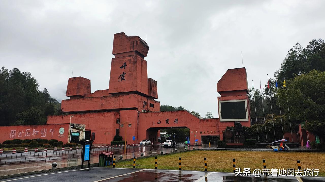 粤北行之丹霞山

今天南方的小伙伴儿都在微信群晒雪，因为冷空气来了变天了。我在的