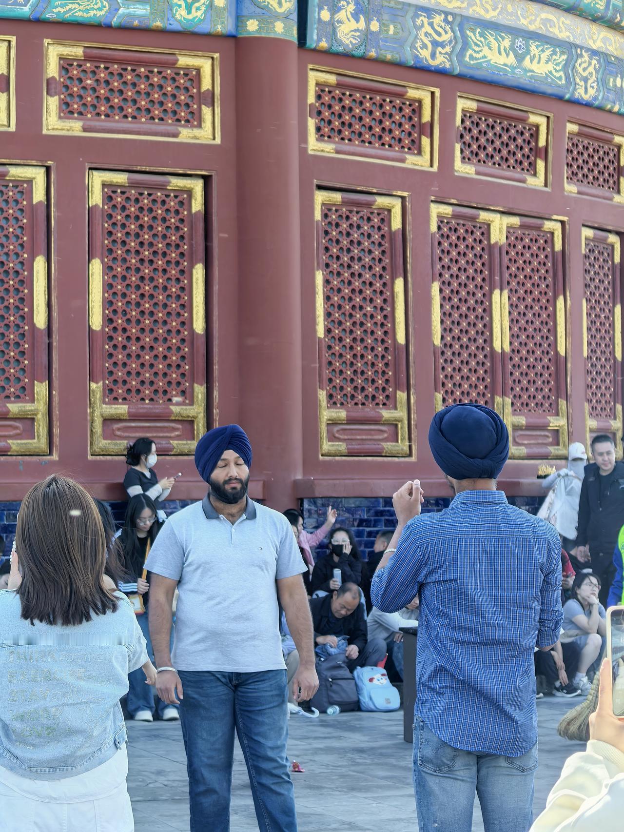 炎热的天气里，印度人佩戴蓝色头巾的原因是什么？难道他们不觉得这样很热吗？