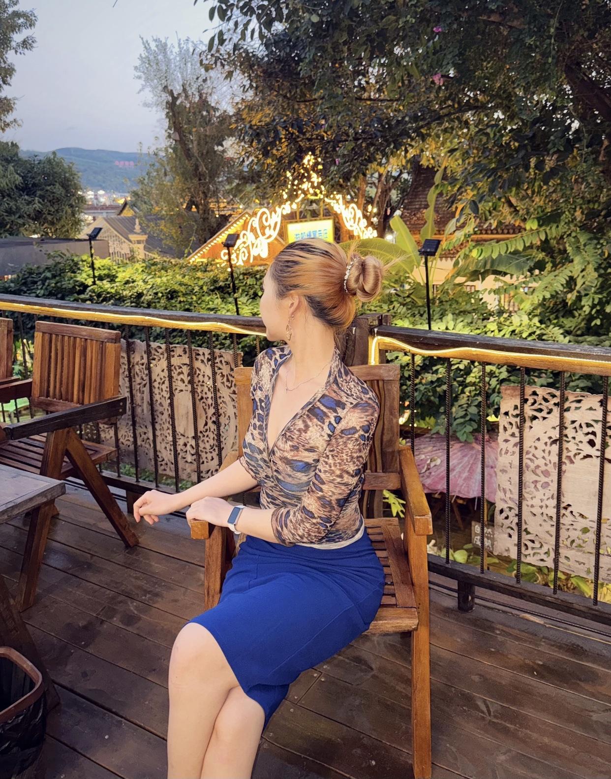 氛围感出片穿搭热带风情咖啡馆，绿植环绕，自然成熟，尽享悠闲时光。