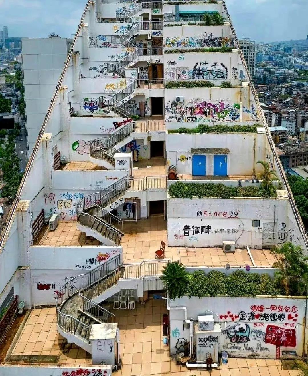 网友：这样的建筑看到全貌后，真的惊呆了！是哪里呢？