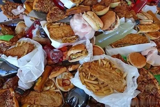 吃垃圾食品一个月身体变化垃圾食品，一个星期或者是一个月吃一次，解解馋就行，要是连