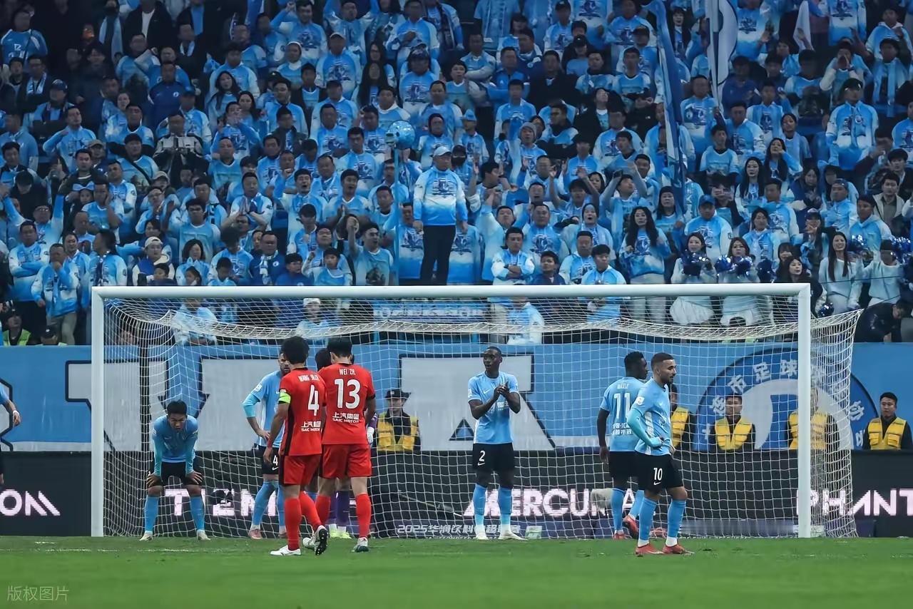 今天是2025年中超联赛的最后一场，上海海港在大连梭鱼湾球场如愿夺冠。
在此，首