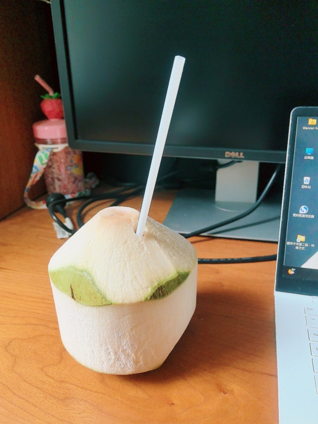 谢谢朋友赞助的椰子🥥一个，嗓子开始好转了，偷摸喝点椰子水实在太舒服啦～美食
