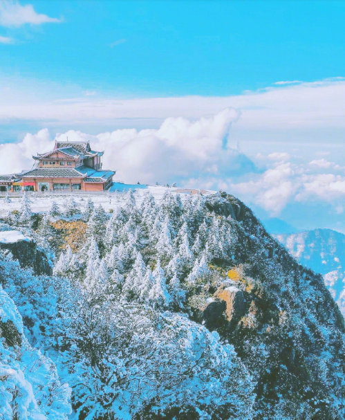 每当下雪，便会想起峨眉山金顶，一个被称为人间仙景的地方，大雪纷飞，掩盖了田野山川