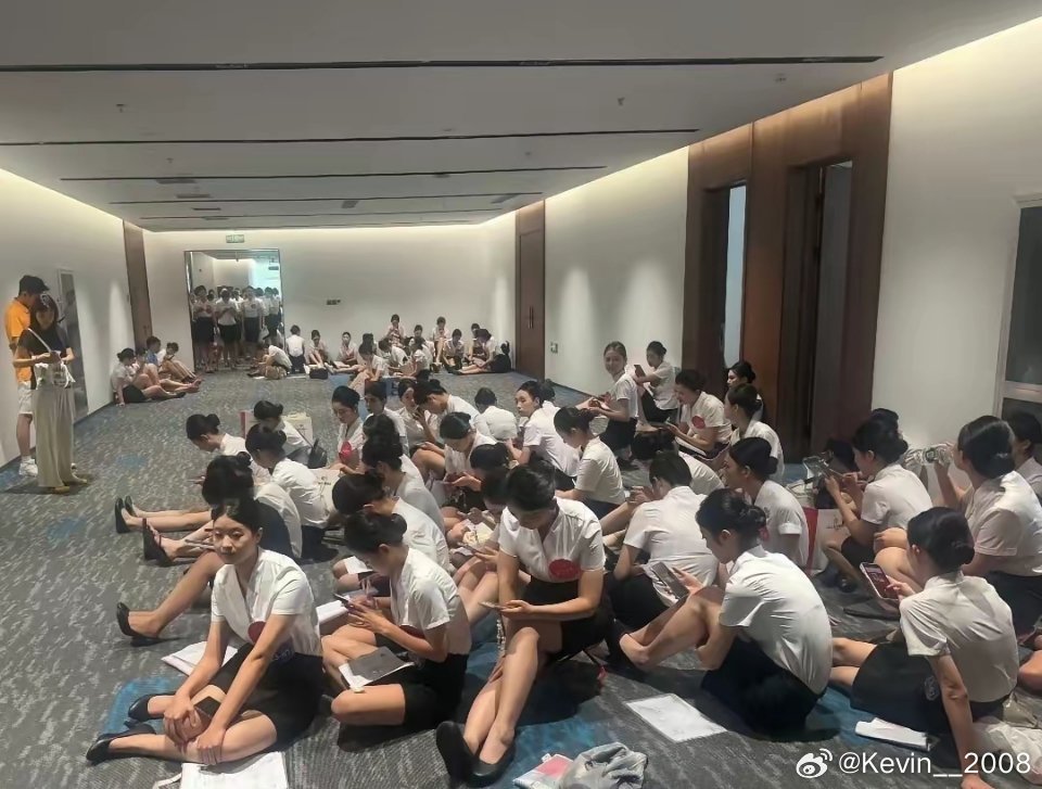 都说空姐行业没啥前景了为啥面试的人依然排长队？ 