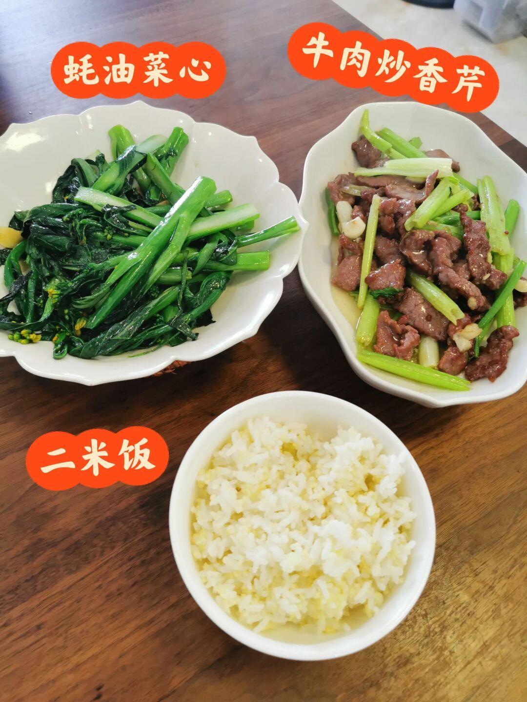 牛肉炒芹菜、蚝油菜心，真的永远都吃不腻！