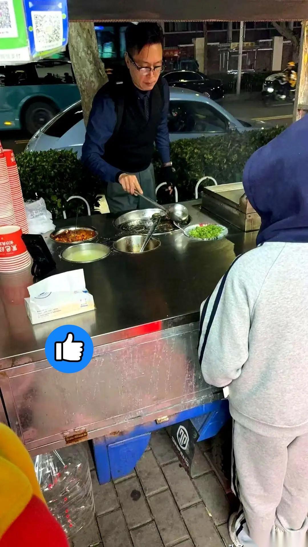 青岛街头遇上市公司老总摆地摊！这一幕打了多少“爱面子”的脸？

今天在青岛理工大