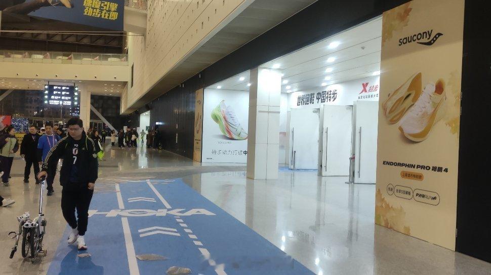 2024上海马拉松赛前EXPO，也就是上海体博会的展馆广告主要由 HOKA、Sa