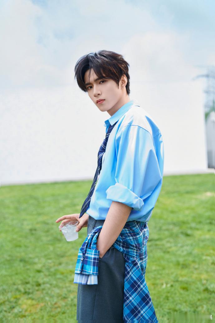 刘耀文黑色耳钉没有多余设计的黑色耳钉，轻轻松松塑造痞帅氛围感，少年清爽样貌格外亮