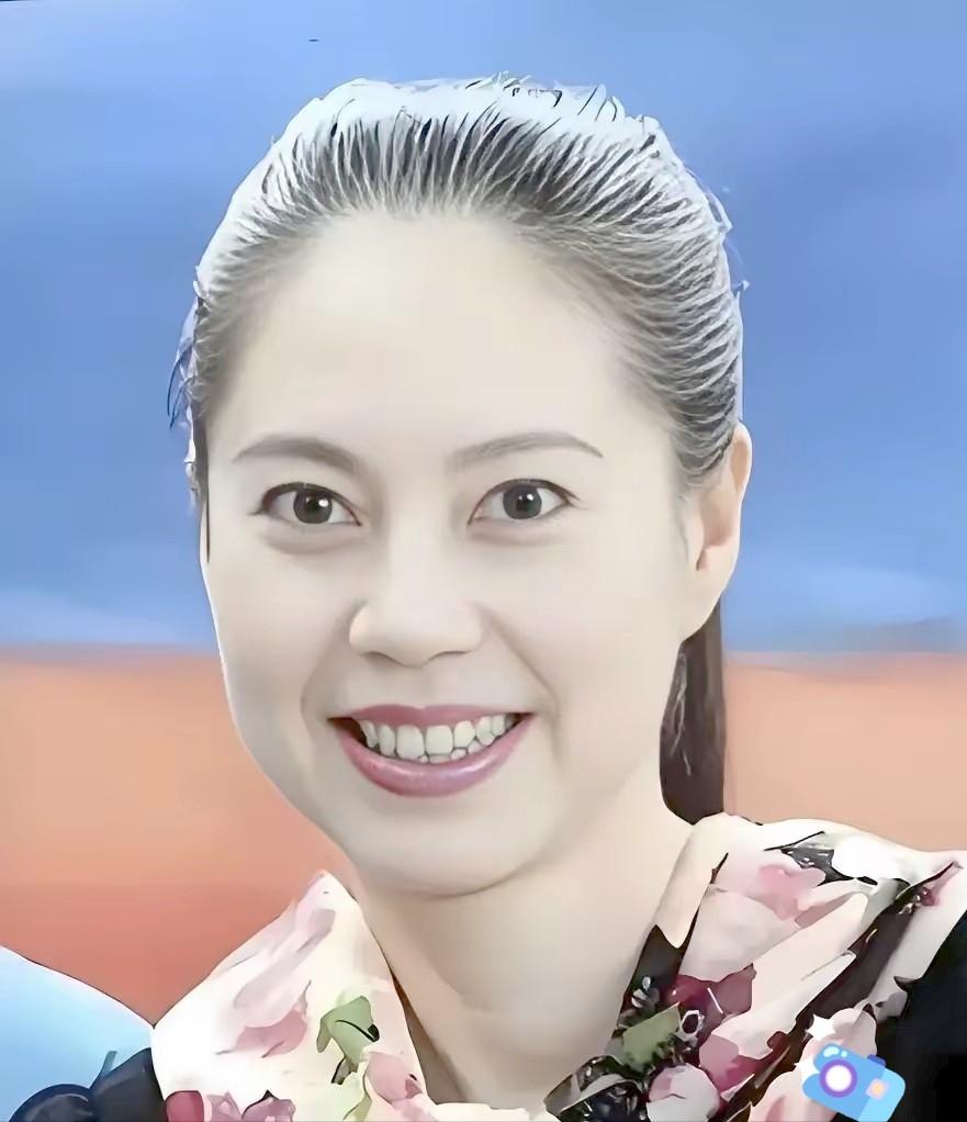 她在比赛期间叛逃美国，令中国队遭受重创，32年后回国，目的不是道歉而是圈钱，北京