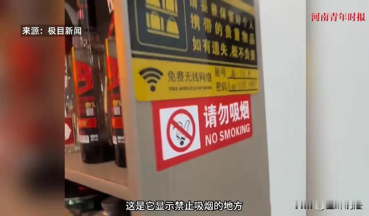 上海，一外籍小哥发现有人在餐厅吸烟，于是主动上前，指着禁烟标识，提示吸烟者不要吸