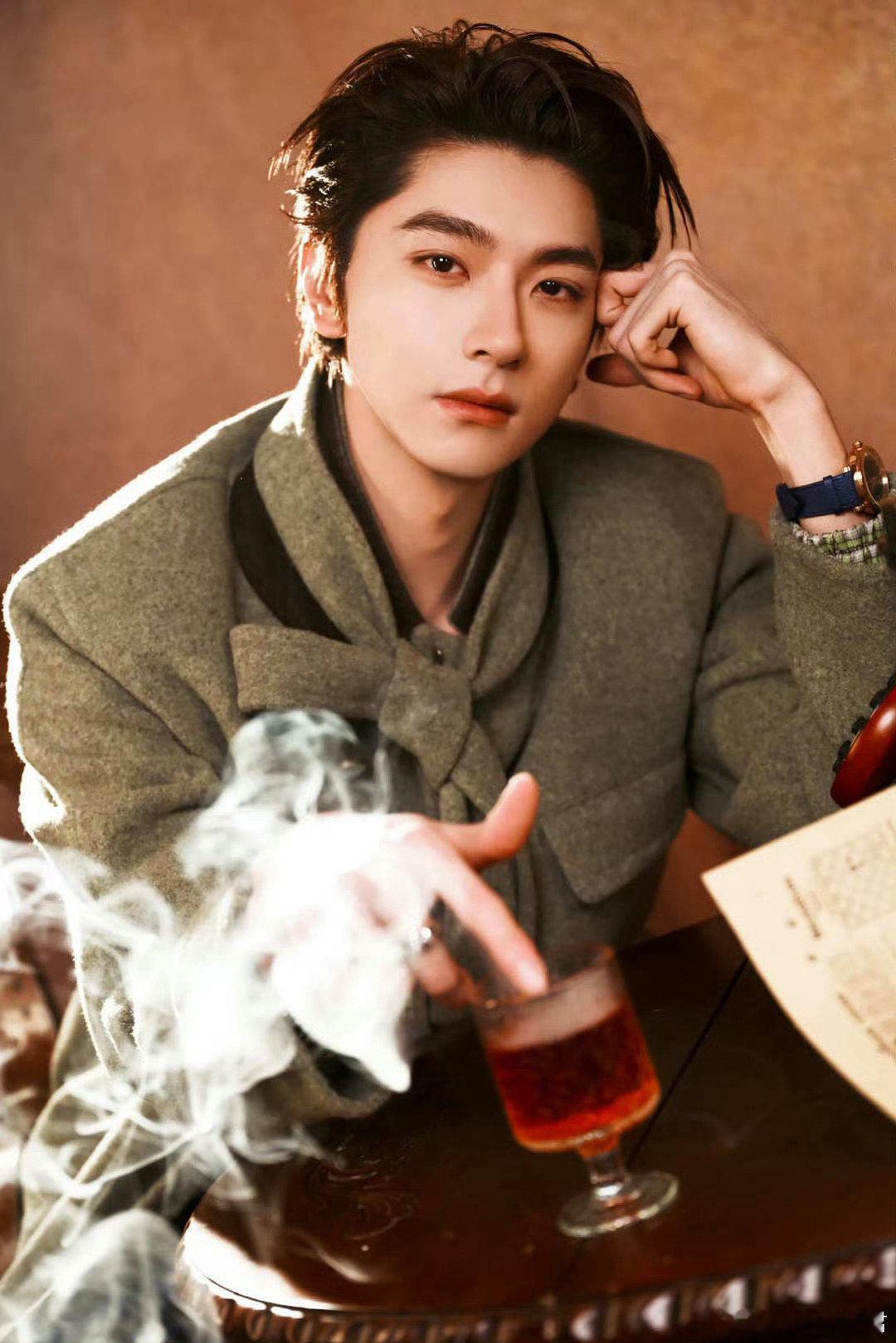林一光明正大报班学唱歌 这个梗越品越有趣，后台一来一回的互怼轻松好笑，被林一认真