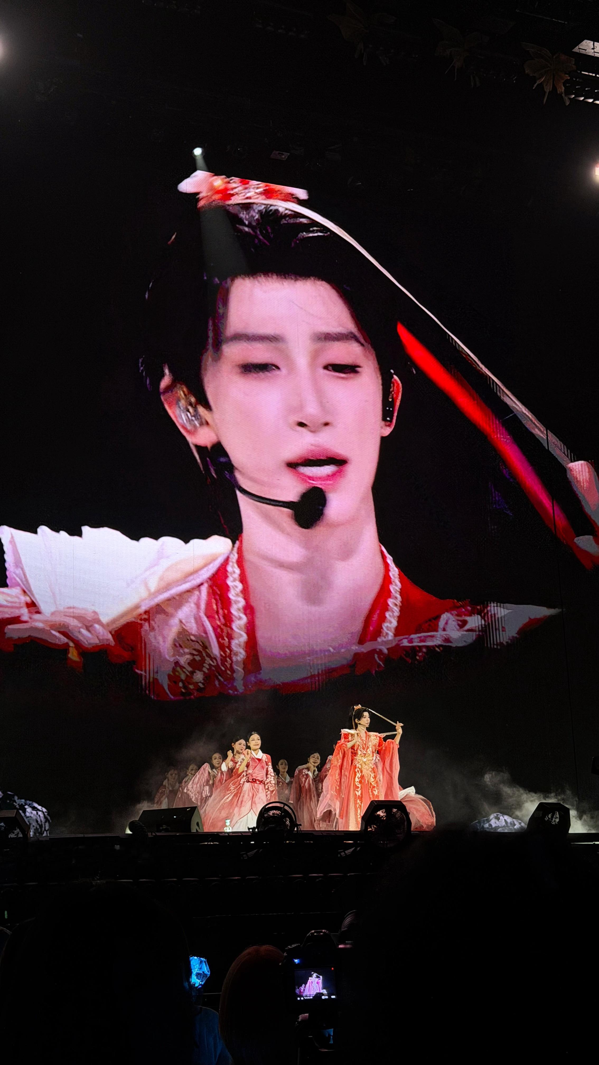 刘宇2026宇宙诗人巡演 💧刘宇北京演唱会 丝带挂头发上就这么歪着头拿下来