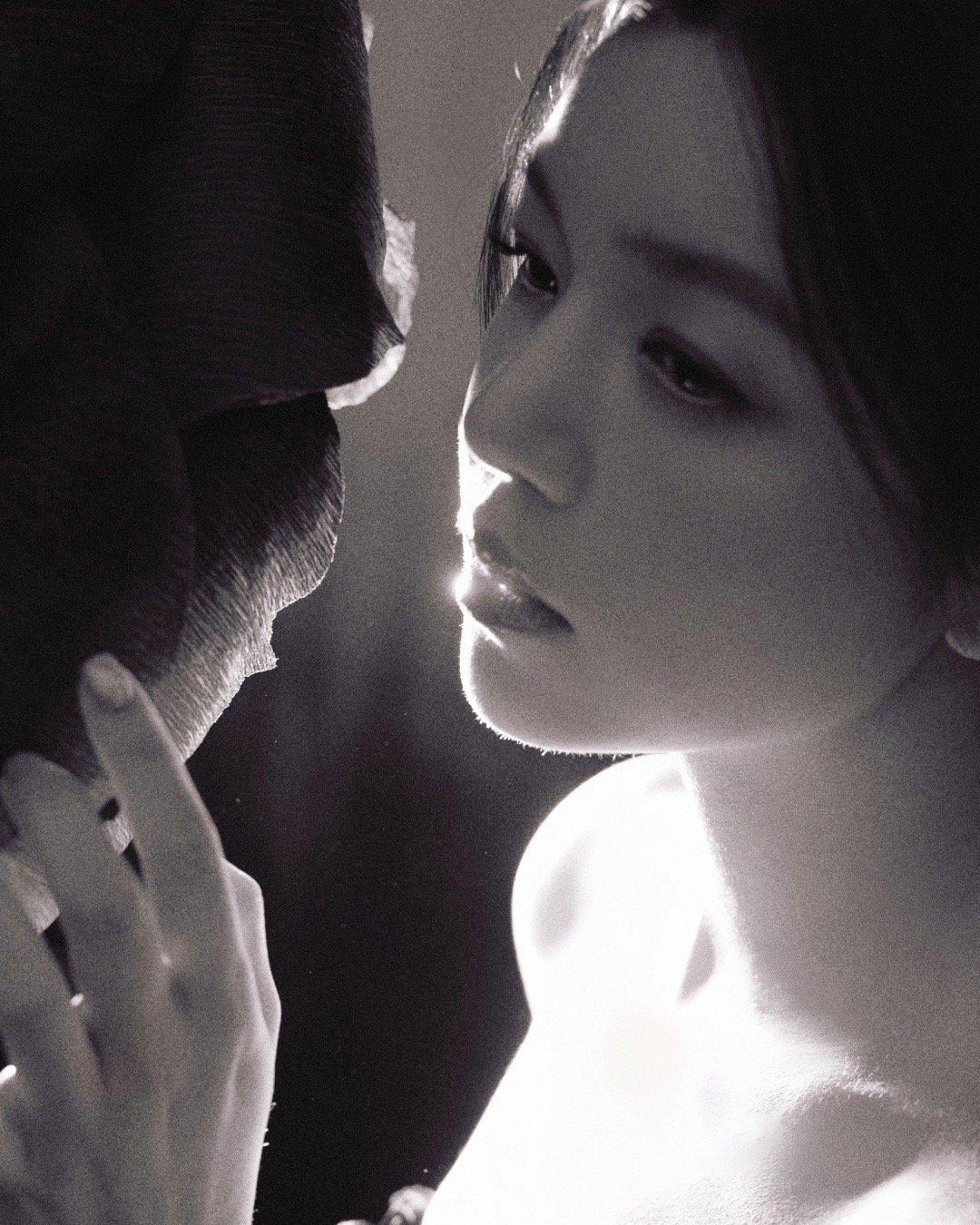 陈妍希黑玫瑰绽放 姐姐这身黑丝绒长裙太惊艳！在芭莎珠宝盛典上如一朵暗夜玫瑰优雅绽