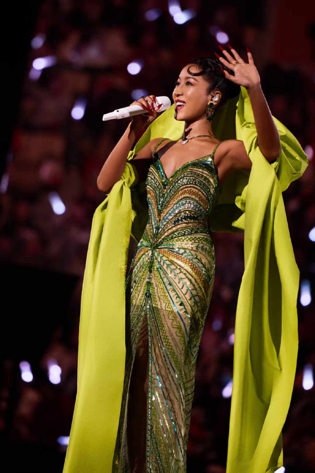 新华日报喊话吉克隽逸 吉克隽逸唱《凤鸣凌霄》超酷！新华日报微博互动喊话，邀她和家