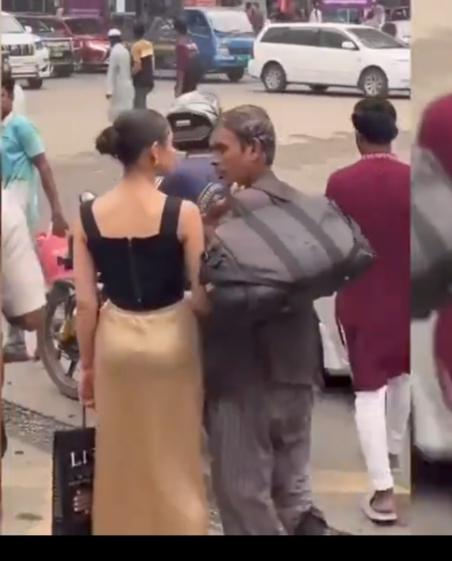 在印度，高种姓的婆罗门确实是可以骑人头上。
街上，一低种姓达利特男子不小心挂包蹭