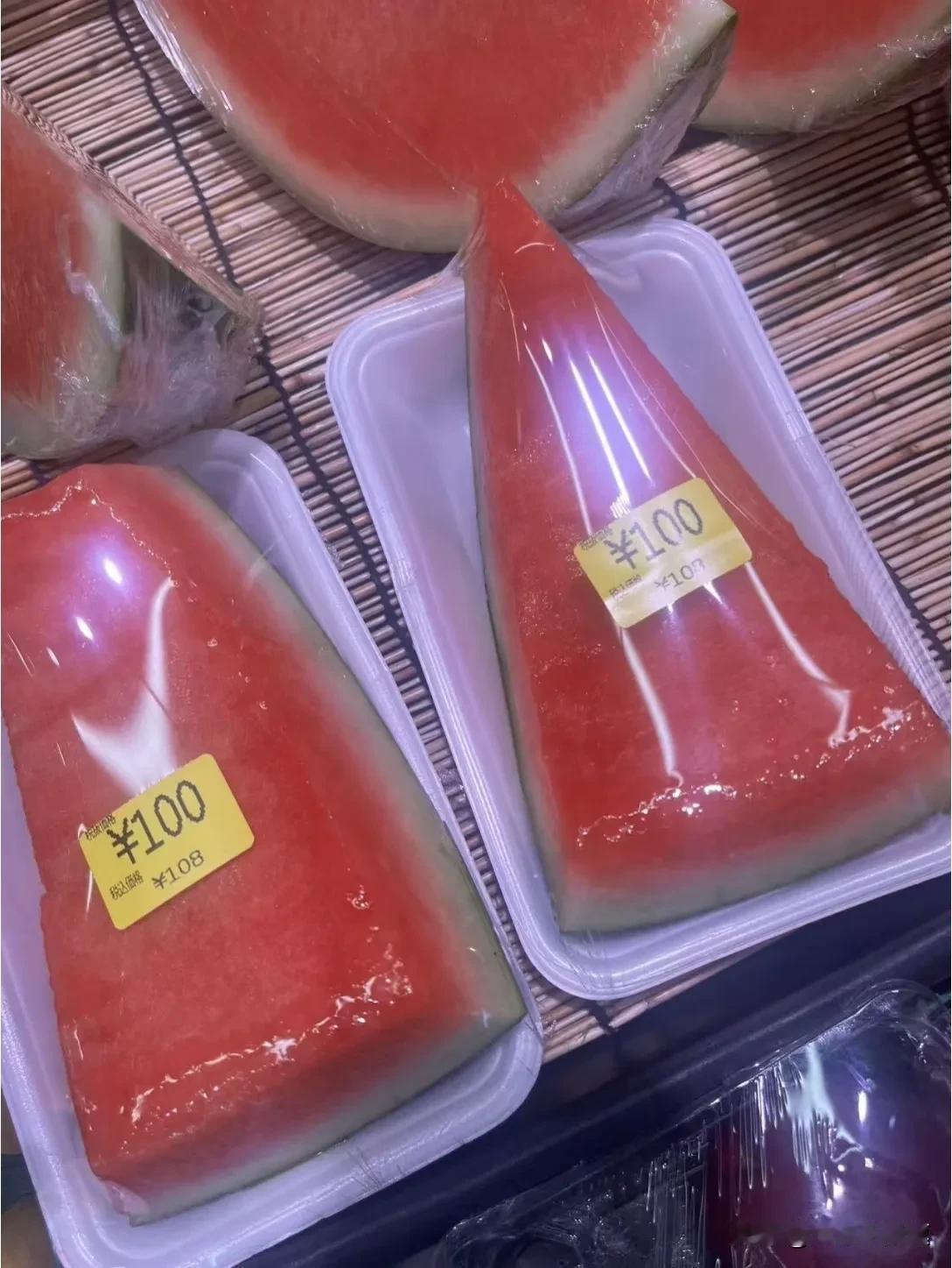 西瓜皮能不能吃，看到这图你还怀疑啥？西瓜糖分太高，不能多吃，西瓜皮稍硬，还是带点