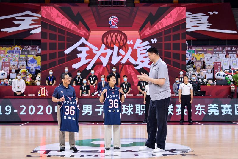 2025年12月25日，中国篮球名人堂新名单公布，钟南山的妻子李少芬入选。很多人