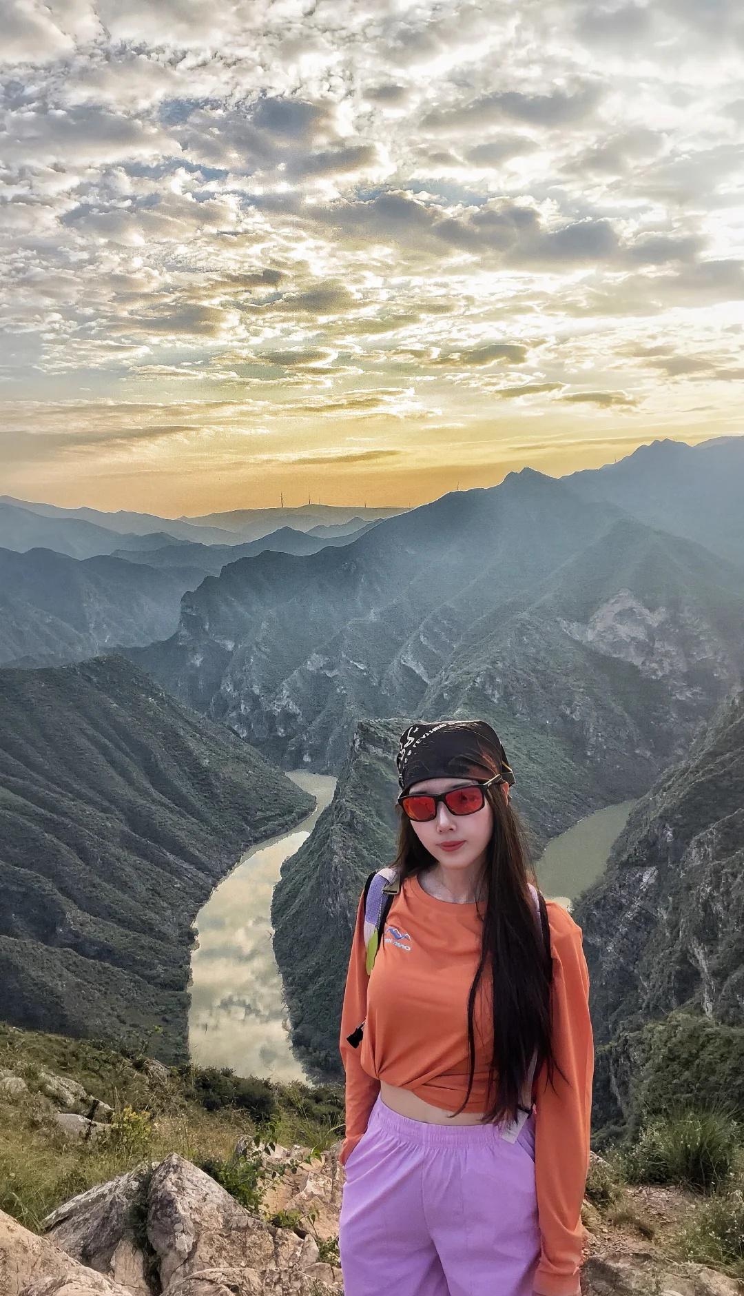 北仲山！把日落山河打包送给你
站在山脊之上，脚下是蜿蜒的泾河乾坤湾，落日缓缓铺满