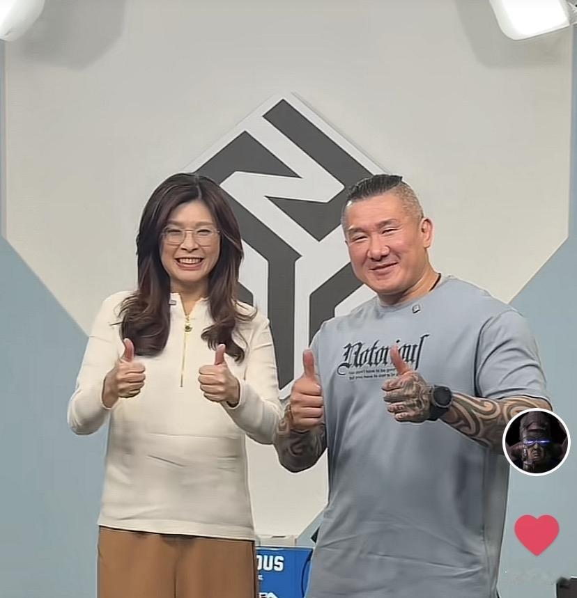 大家认识这两个人吗？看到他们同框出镜果断点一个爱心支持一下。
馆长是台湾省人，入