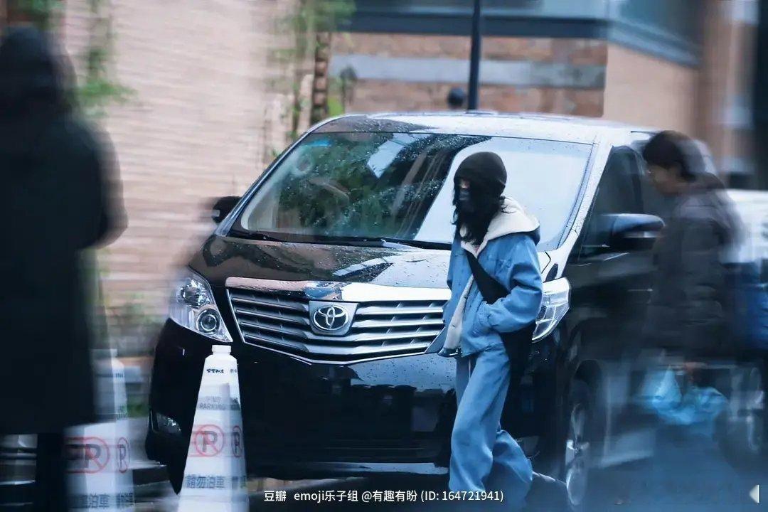 网友拍的，张子枫现身陈思诚工作室之前网上说他俩谈了是真的嘛？ 