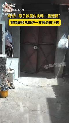 “离大谱了！”云南一男子路过居民家时，闻到了一股肉香，男子停下脚步，观察四周没人