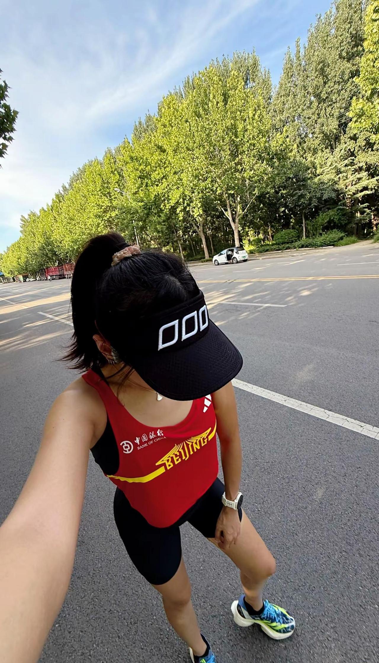 起晚了 匆匆忙忙得跑了12公里渐加速。又热又累又不在状态的一天把夏天变成动词 户