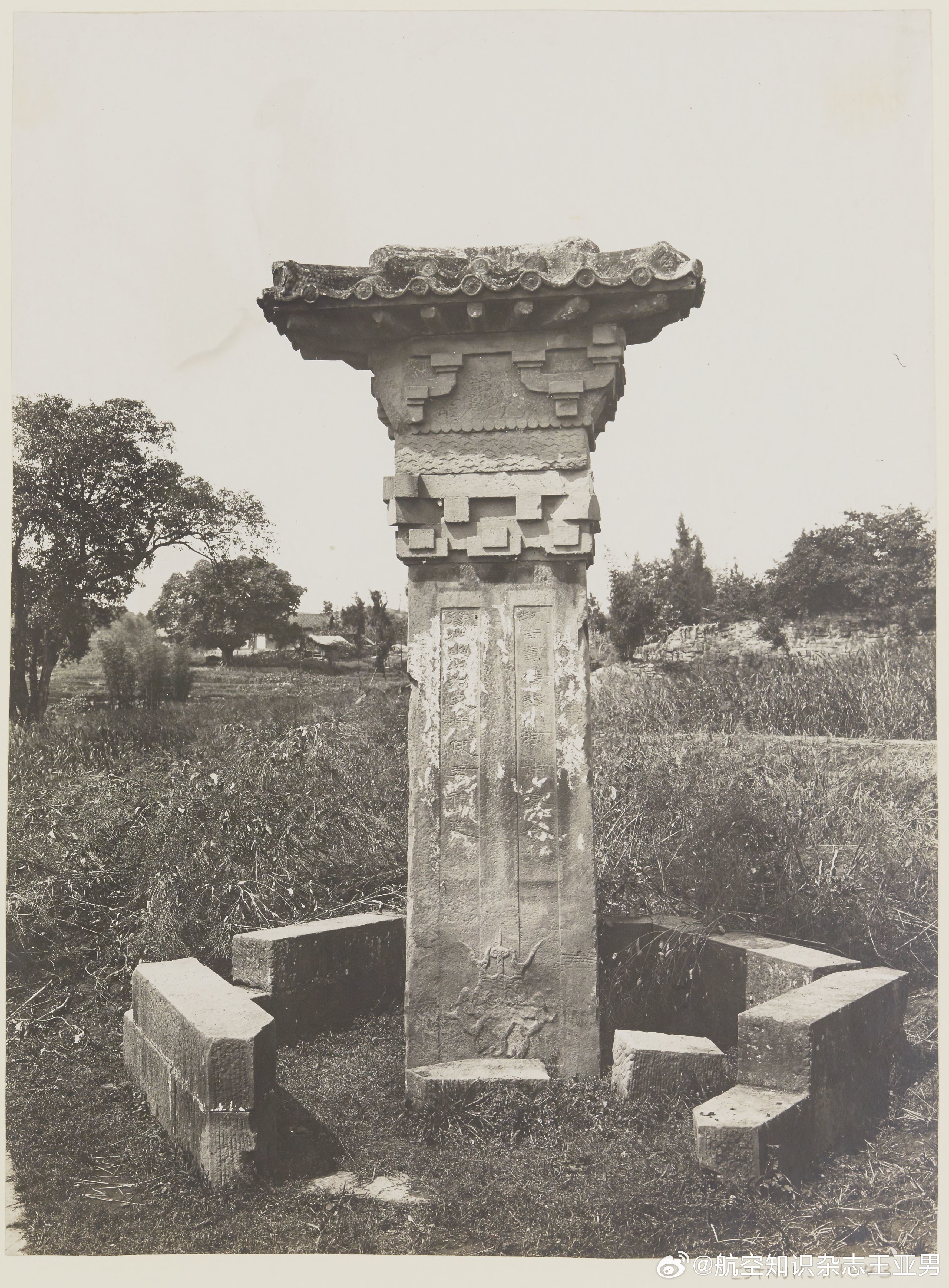 1920年前后拍摄的四川达州渠县汉阙。此阙建造于东汉建光元年（公元 121 年）