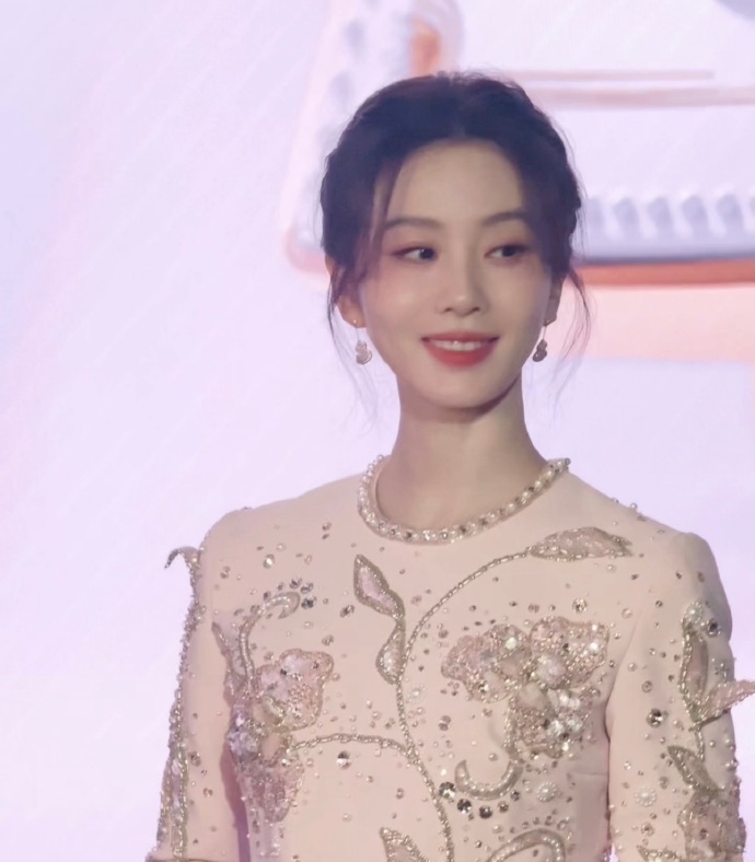 刘诗诗白瓷妆 刘诗诗的白瓷妆也太会了吧！皮肤白得像瓷器一样温润，眼妆清透又灵动，