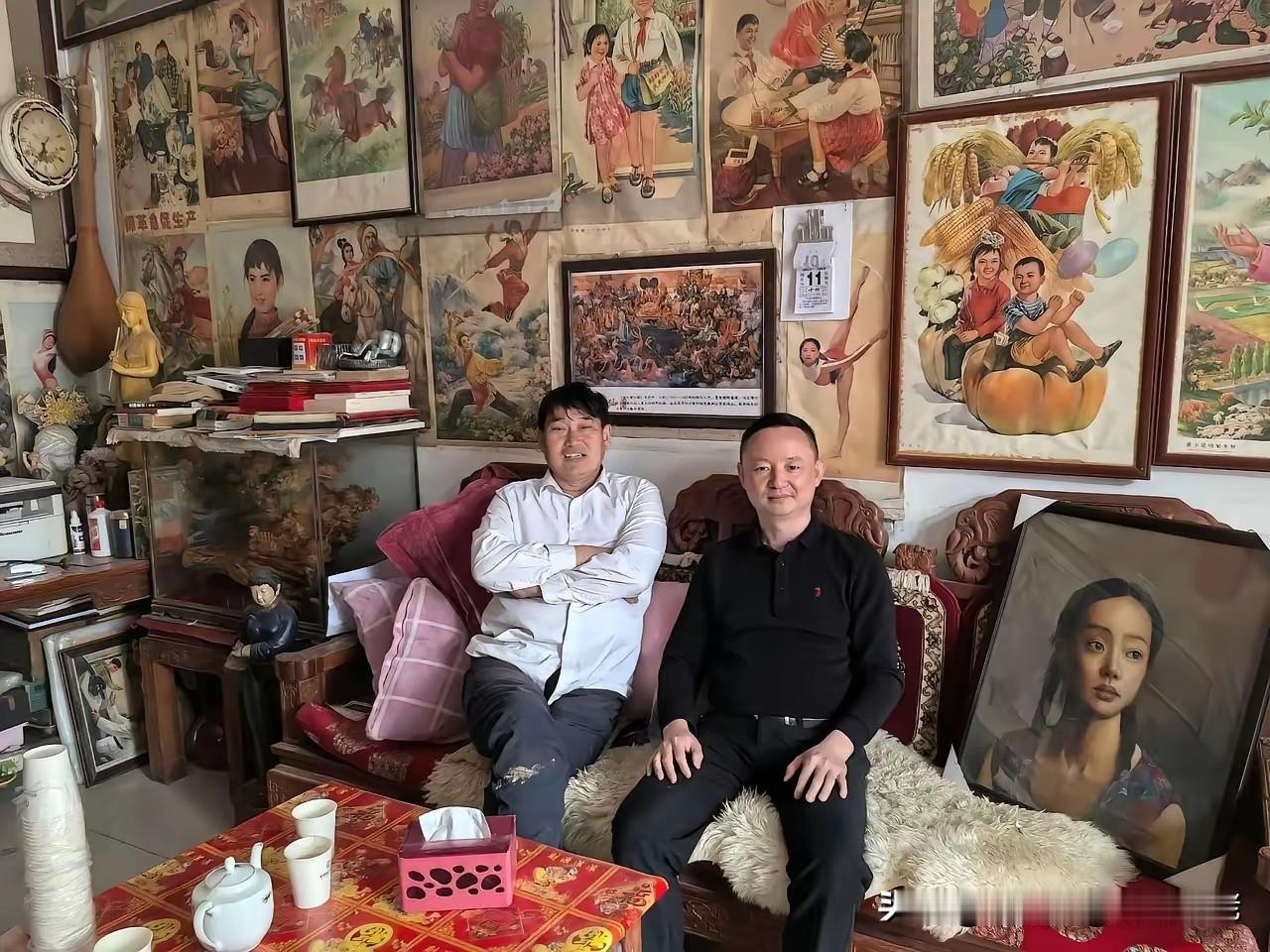 大衣哥家里装饰主要是各种年画，想必每幅画都是大衣哥在市场上精心挑选的，墙上挂满了