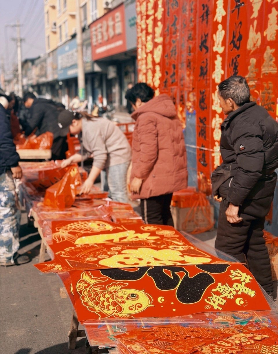 回乡见闻只要一头扎进老家的年集里，年的感觉就都回来了。那味道，是空气里混着的炒花