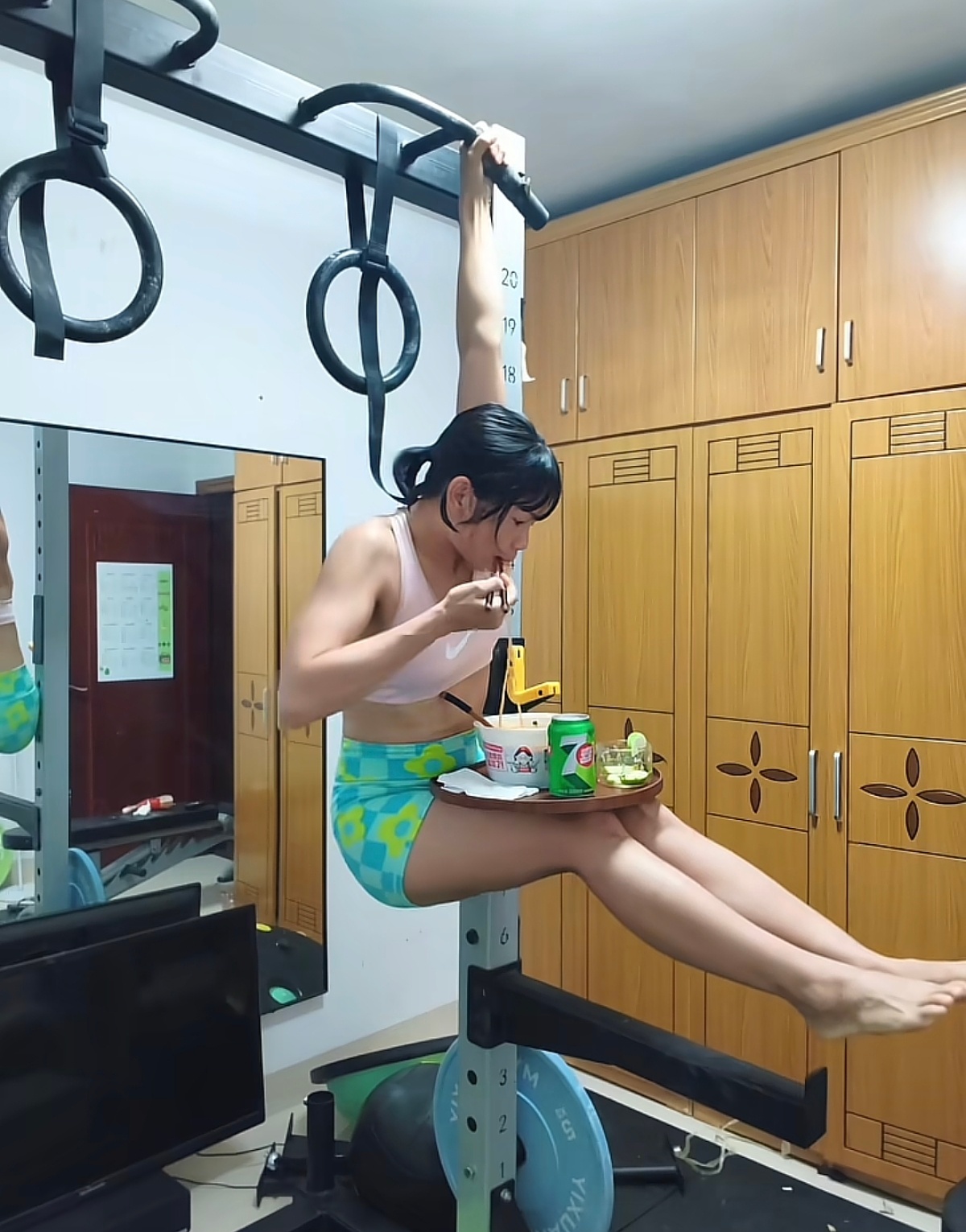 单手吃螺蛳粉？！核心太强了！！！ 