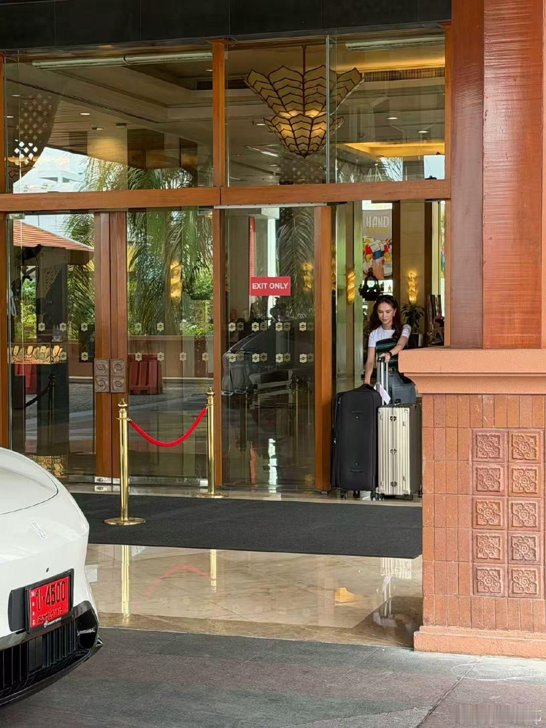 昆凌出发中餐厅录制昆凌中餐厅出发路透昆凌去录制中餐厅了， 