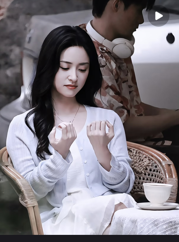 嘎嘎，周渔看美甲的手势是小猫看爪😼 