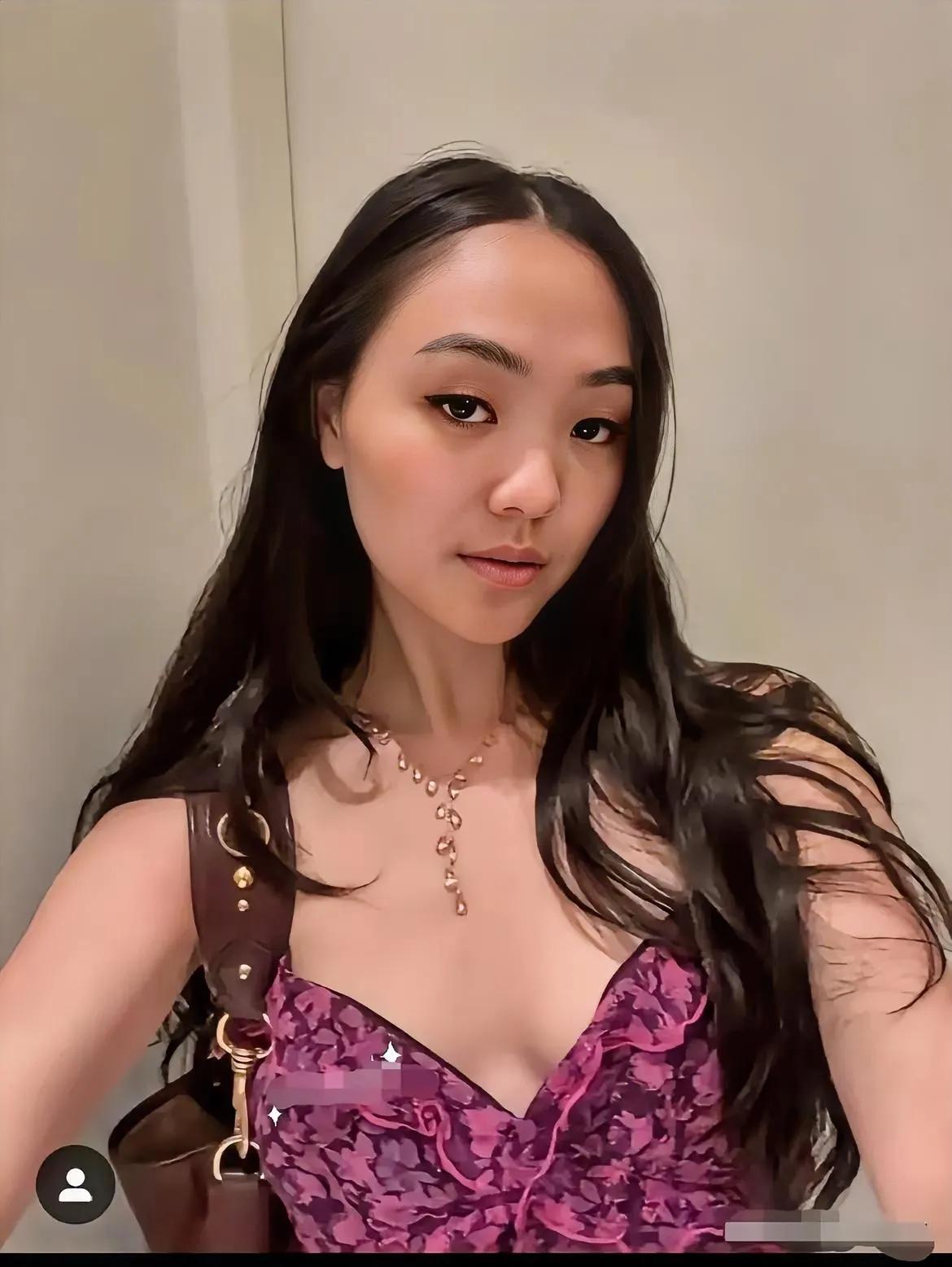 真看不出这是利智李连杰的女儿，这叫一个高级脸，很有辨识度，看一眼忘不了的那种，就