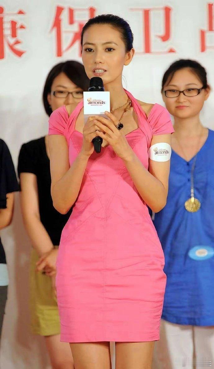 看看早期的高圆圆，那个时候大家都是黄种人 
