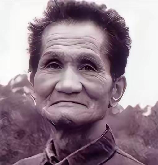 1947年冬，山东一户农家的女主人，将一些吃的递给门前的乞丐，乞丐没有接，开口的