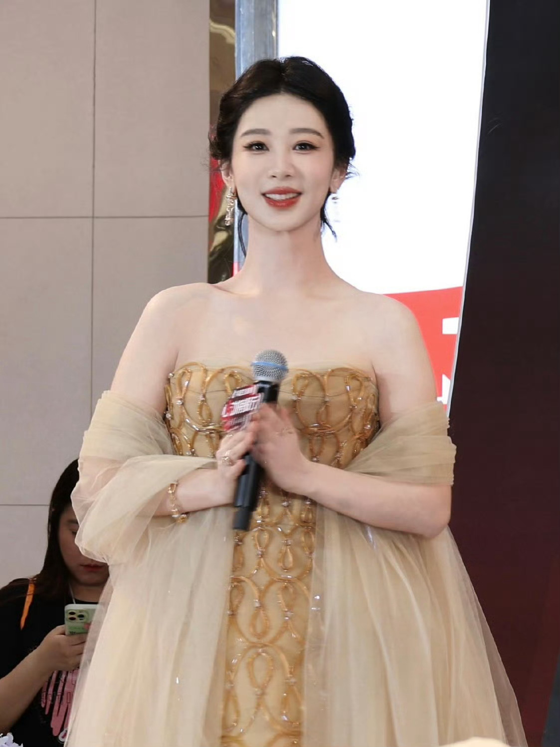 杨紫金色闪钻高定视后出场自带金光buff近一个月亮相次次状态封神！自明媚耀眼得直