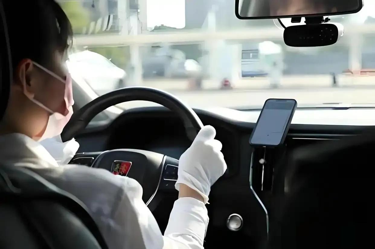 天津，网约车司机送完一对年轻男女后，往后座一看，竟发现后排坐垫上糊着一堆土黄色，