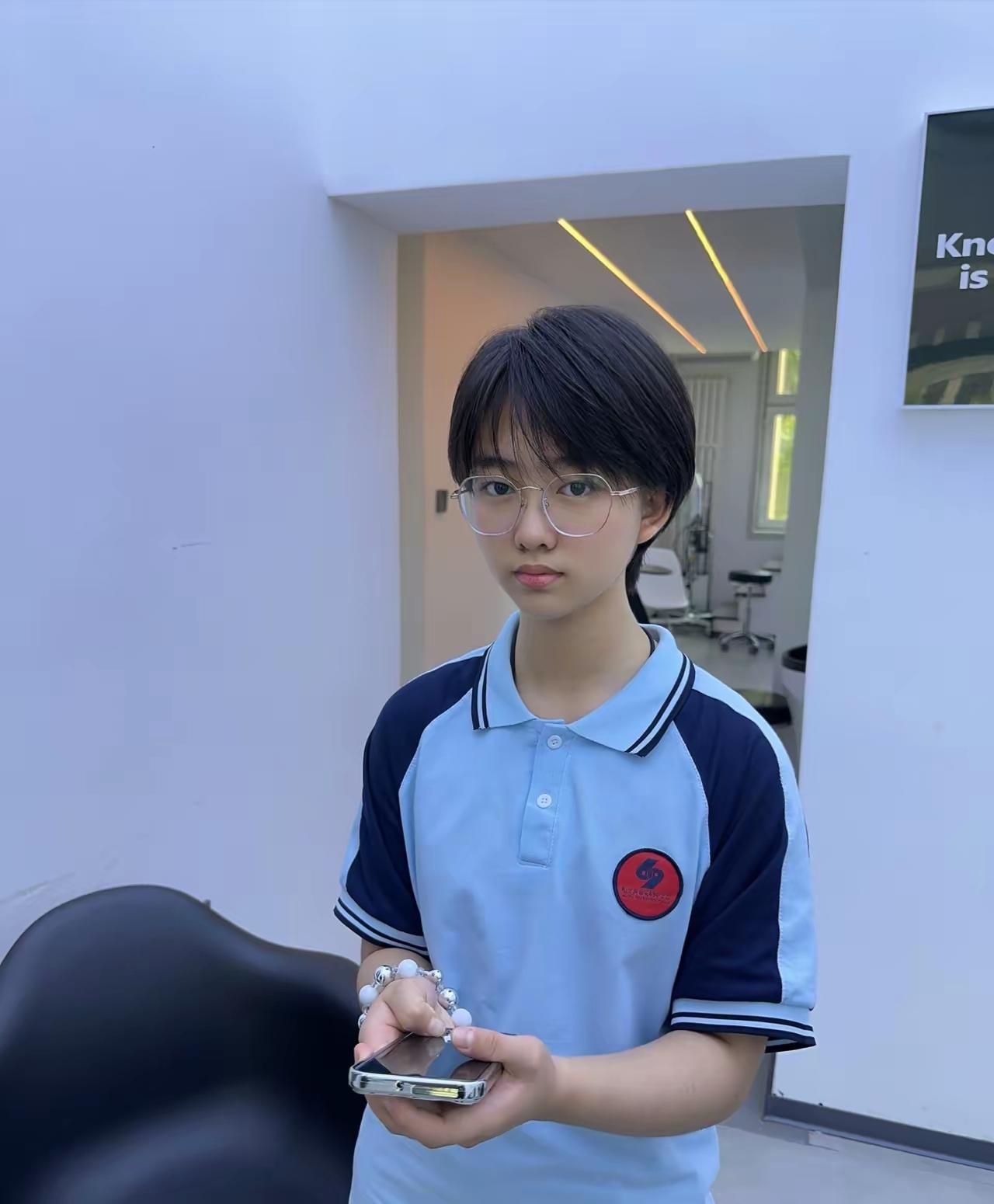 你同意吗？
在女儿的发型上一直要求留学生头，也就是短发，精神又好打理，洗头也方便